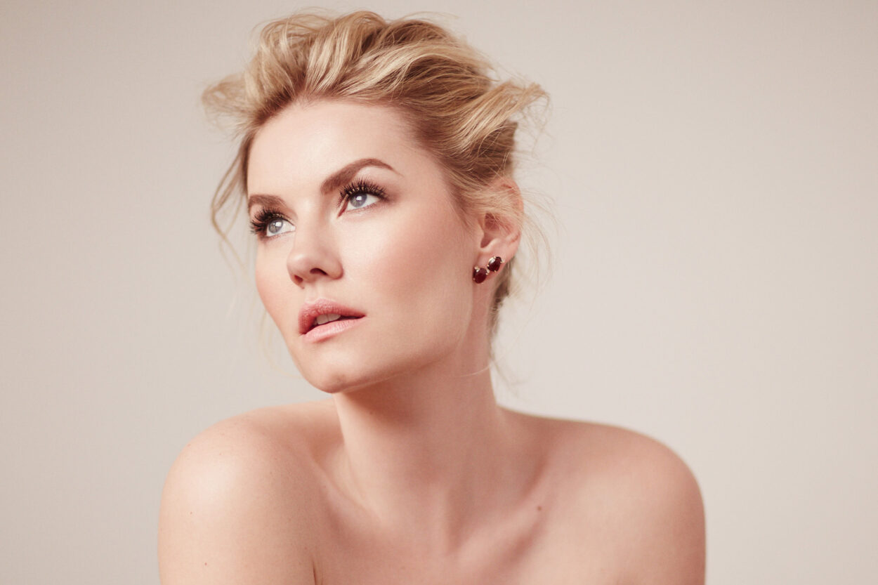 Elisha Cuthbert Photo Credit Mike Rosenthal