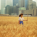 John McGrail Wheatfield – A Confrontation Battery Park Landfill Downtown Manhattan – With Agnes Denes Standing in the Field 1982. Courtesy of Agnes Denes