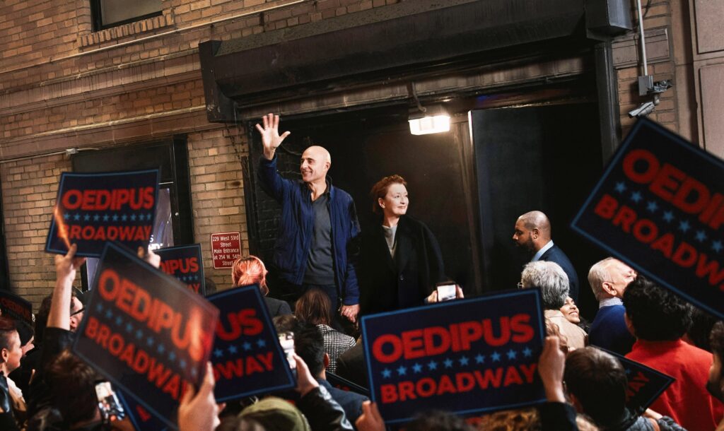 Oedipus stage door Emilio Madrid 0172 crop 1