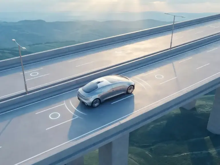 Сріблястий автономний автомобіль їде сучасною автострадою на тлі пагорбів у ранковому світлі, вид зверху