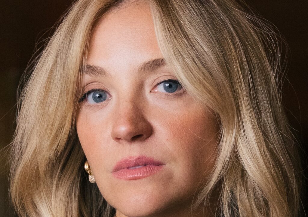 Abby Elliott Headshot PC Sarah Davis